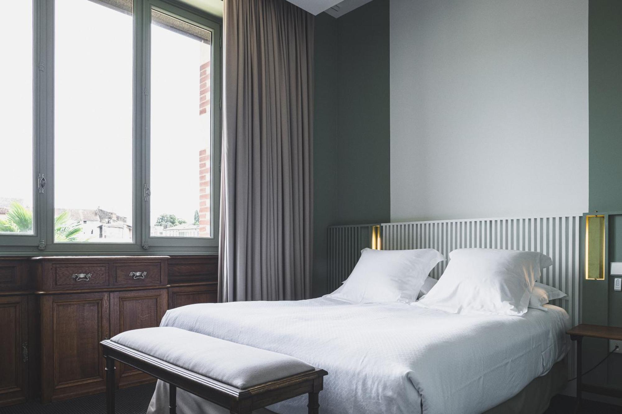 Habitación con cama grande